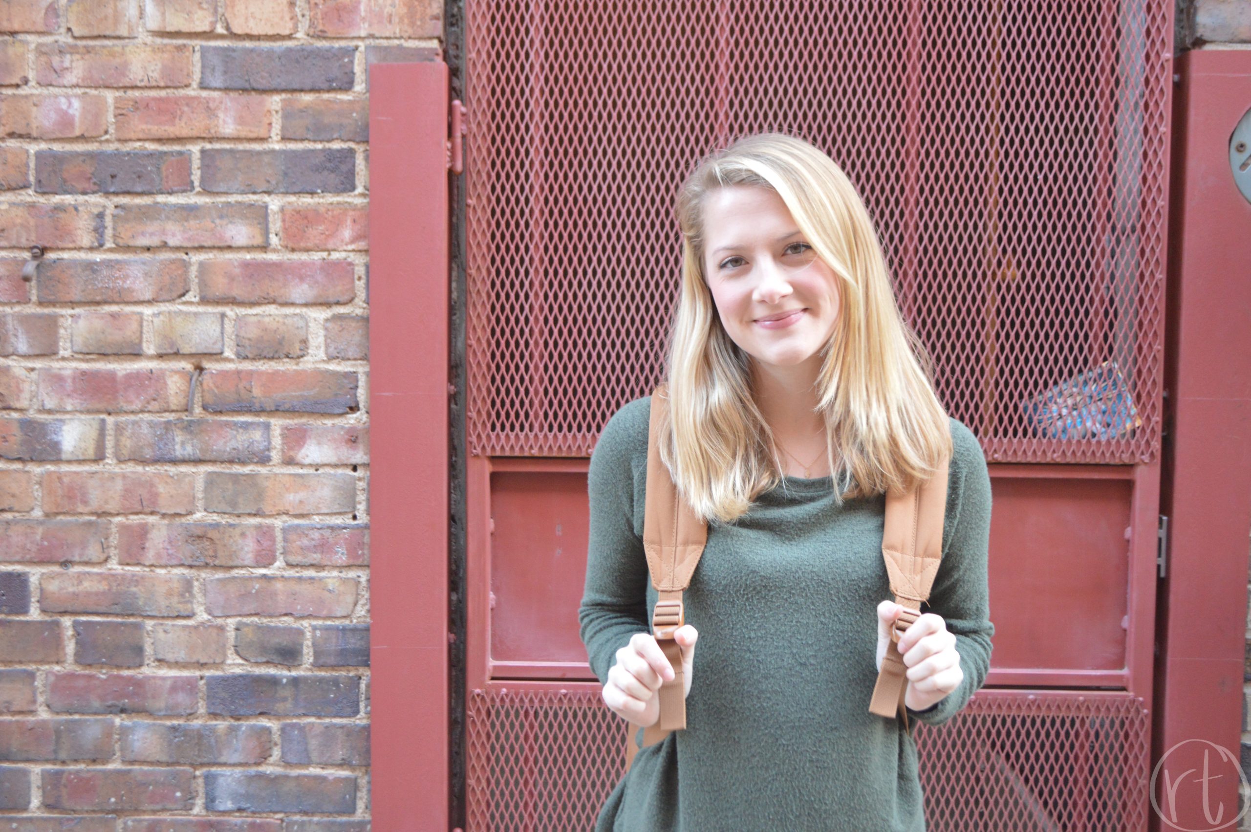 how-to-wear-a-travel-backpack-herschel-brown-round-trip-travel