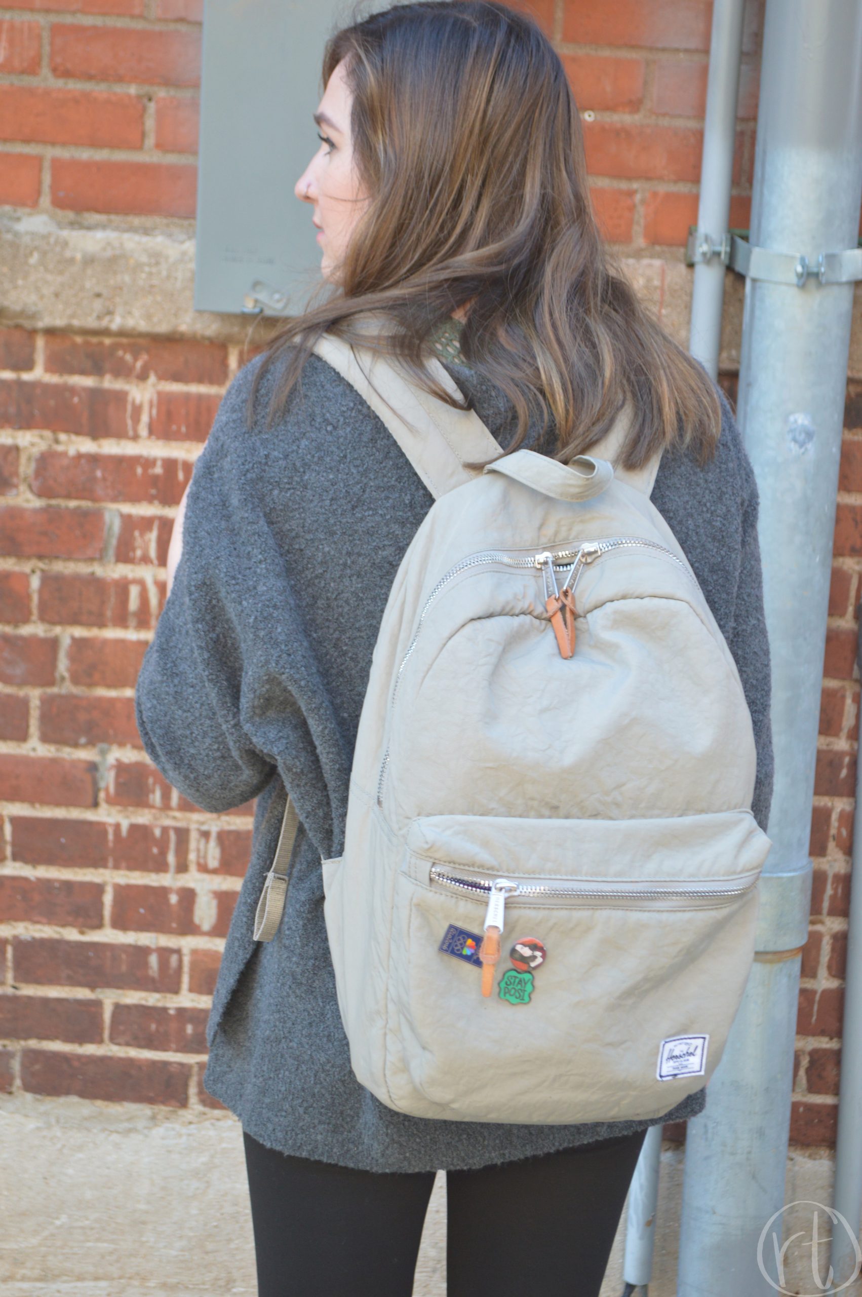 how-to-wear-a-travel-backpack-herschel-round-trip-travel